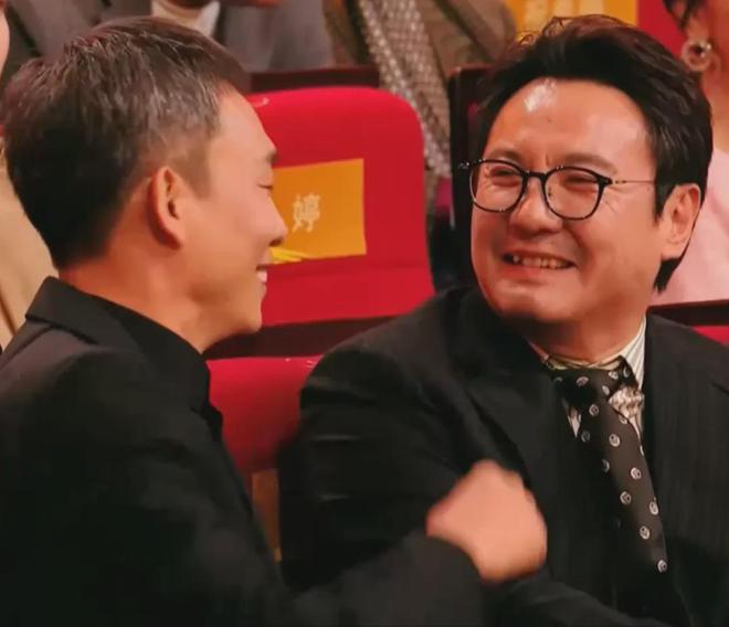 华表奖台下精彩瞬间！张译获奖沈腾激动，王一博失奖念叨被抓拍
