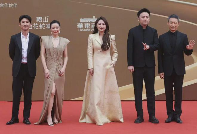华表奖红毯生图来了！章子怡紧绷关晓彤秀长腿，大批女星面部僵硬