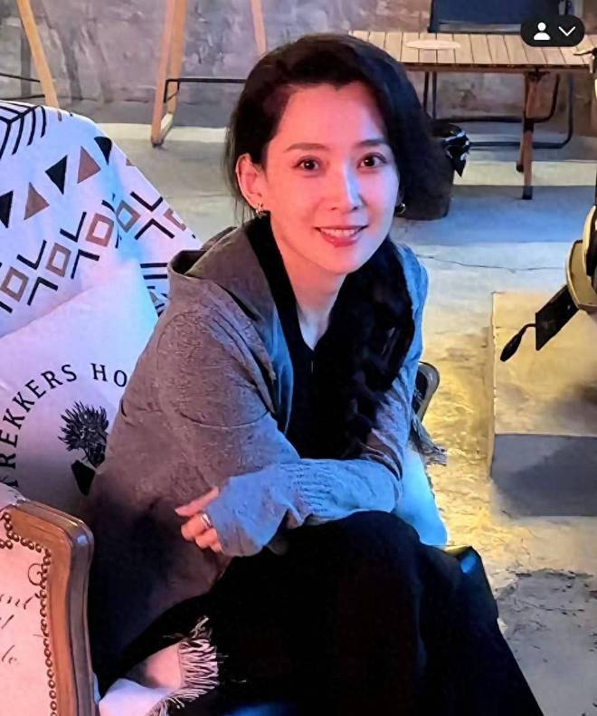 汪峰女友森林北直播首秀：在女霸总和温柔姐姐中切换，15万人围观