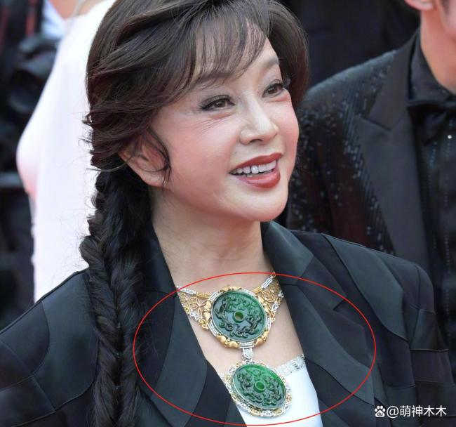 梁静戛纳红毯造型翻车 羽毛裙显臃肿