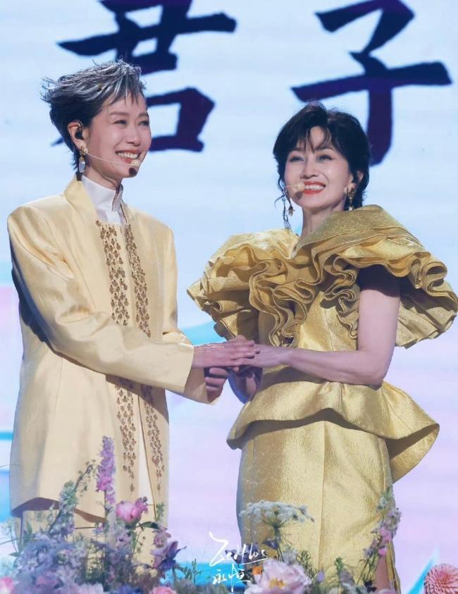“不再参与新白巡演”，62岁叶童亲手拆CP 33年经典落幕