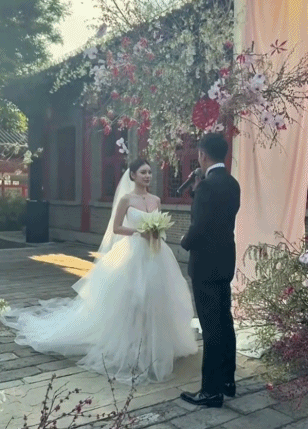 汪小菲二婚兴致不高？誓言时走神仰望天空，跟马筱梅甜笑形成对比