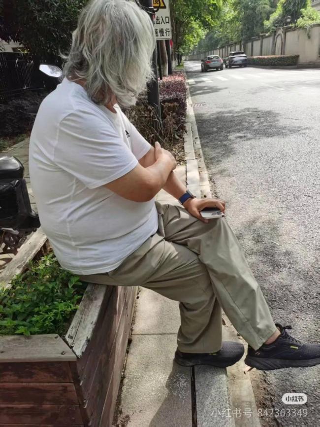 张纪中送娃上学发生剐蹭称不会跑 事后积极处理