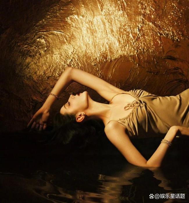 杨紫芭莎六月大片