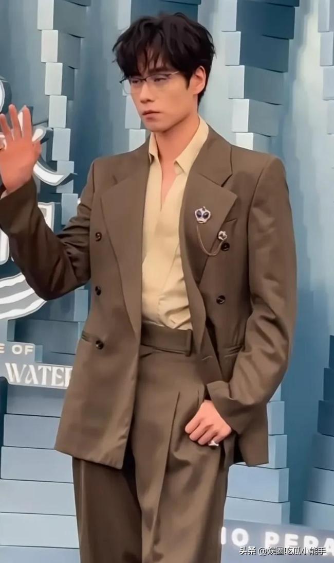 胡杏儿周柏豪亮相《水舞间》红毯 众星齐聚澳门