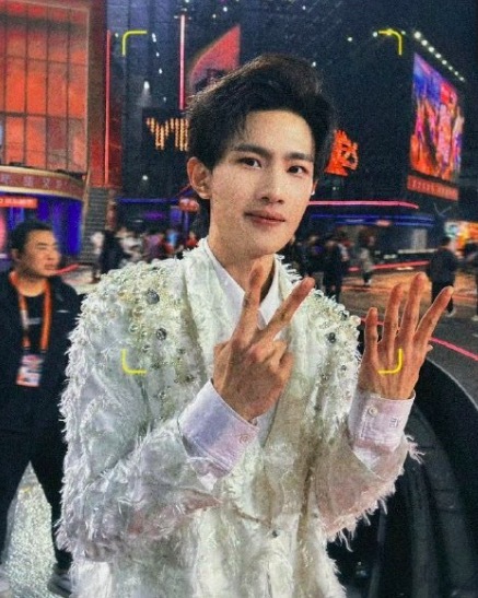 芒果男主持杨淇源转型拍短剧 演技获好评！