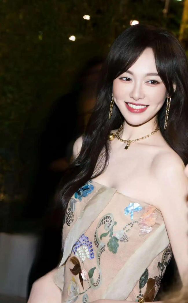 唐嫣亮相戛纳电影节 尽显法式魅力
