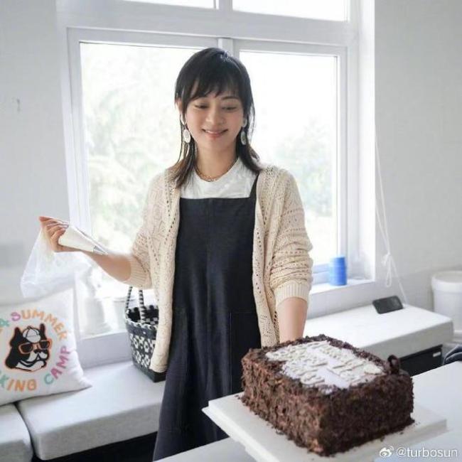 孙俪晒照为小花妹妹庆生 全家温馨同框