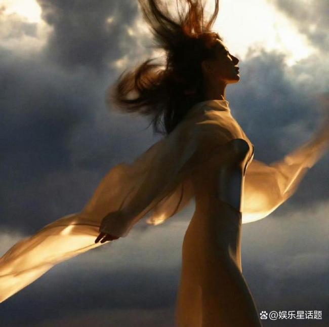 杨紫芭莎六月大片 复古风情彰显时尚突破
