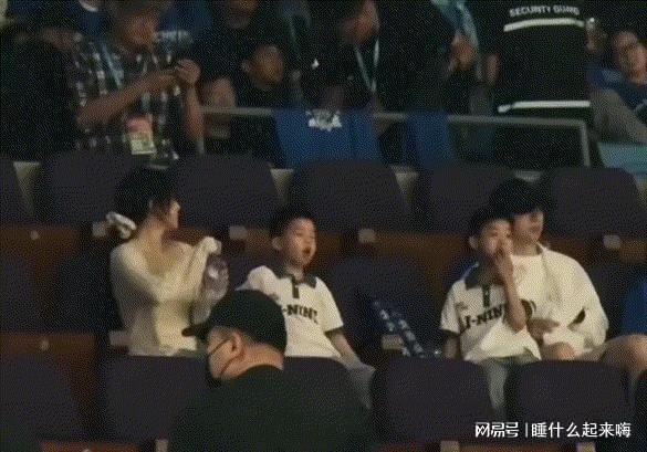 马龙一家颜值好高 CBA赛场边的温馨全家福