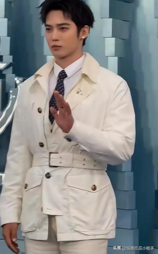 胡杏儿周柏豪亮相《水舞间》红毯 众星齐聚澳门