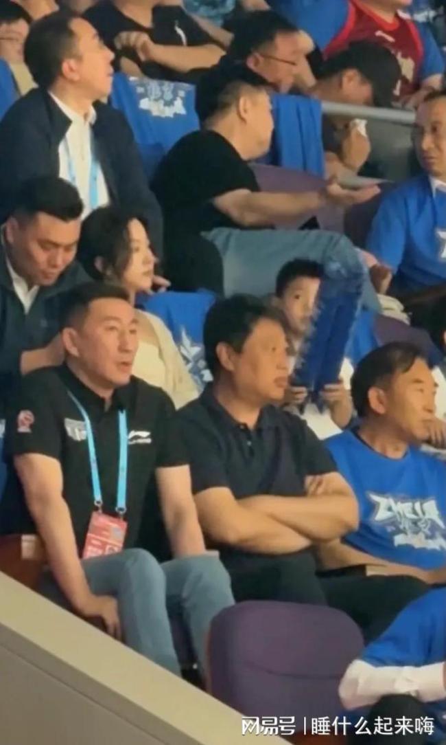 马龙一家颜值好高 CBA赛场边的温馨全家福