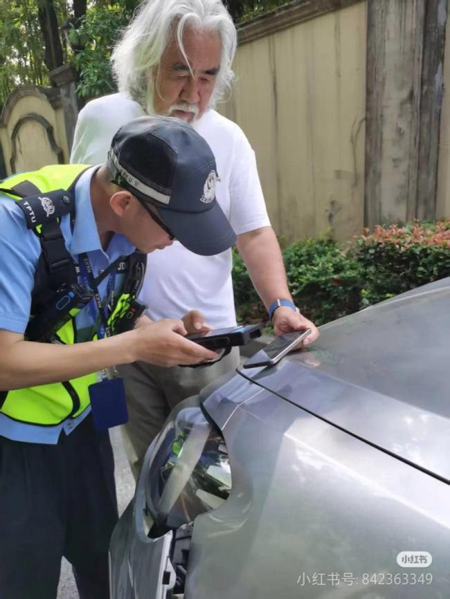 张纪中送娃上学发生剐蹭称不会跑 事后积极处理