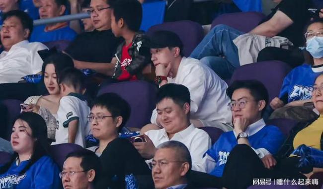 马龙一家颜值好高 CBA赛场边的温馨全家福