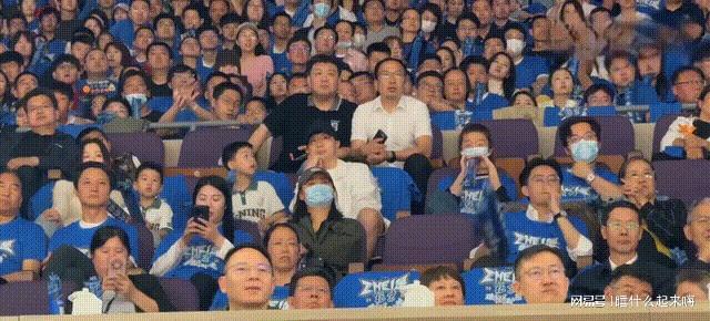 马龙一家颜值好高 CBA赛场边的温馨全家福