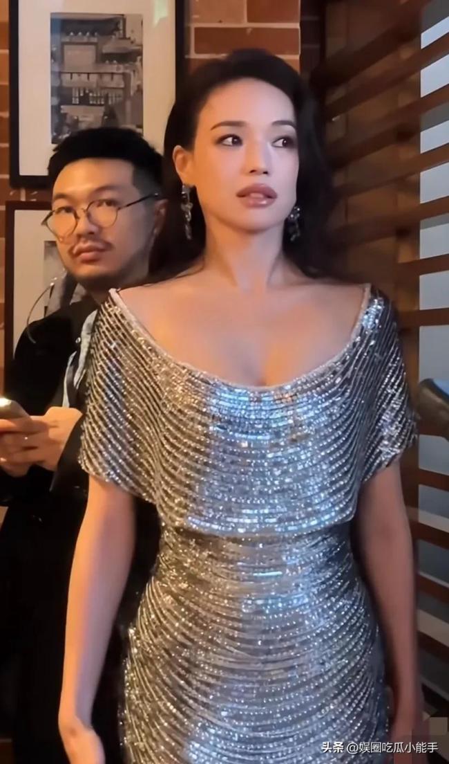 胡杏儿周柏豪亮相《水舞间》红毯 众星齐聚澳门