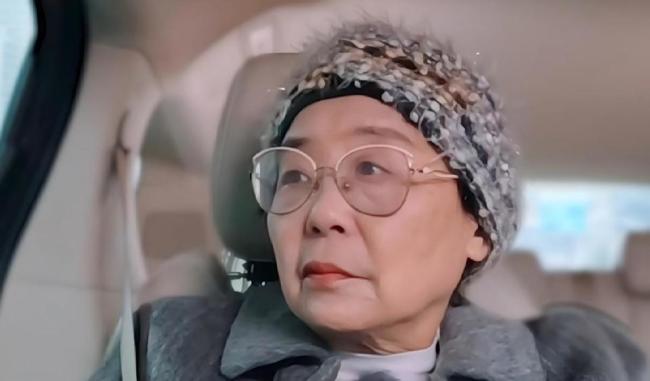 黄圣依离婚后面相变了？被婚姻耽误的玉女，10个角色勾勒神仙颜值 过期罐头引发热议