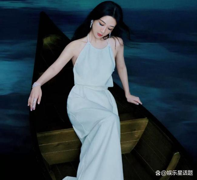 杨紫芭莎六月大片 复古风情彰显时尚突破
