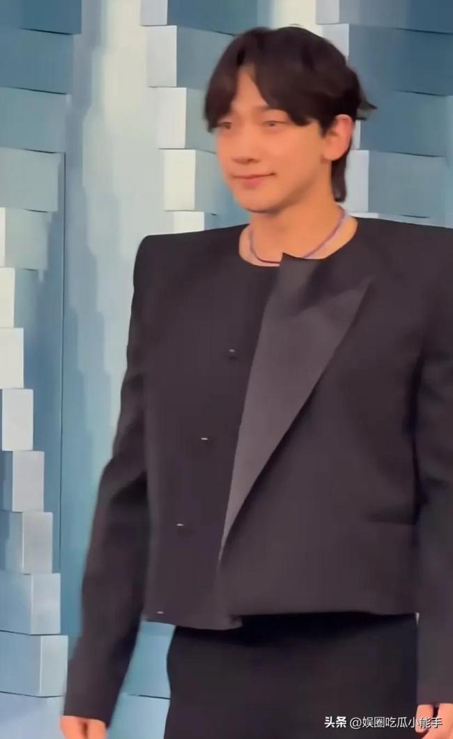 胡杏儿周柏豪亮相《水舞间》红毯 众星齐聚澳门