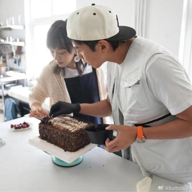 孙俪晒照为小花妹妹庆生 全家温馨同框