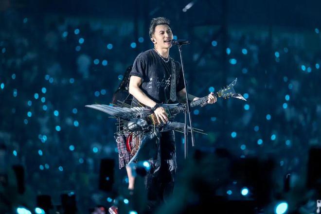 王菲、谢霆锋：都这么爱了，为啥还跟别人结婚？