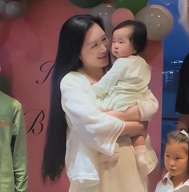 张纪中为娇妻庆生，混血继子站旁边被冷落，下巴后缩网友呼吁关注