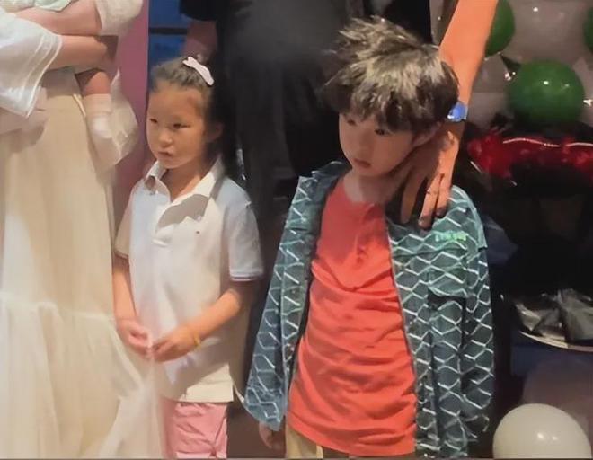 张纪中为娇妻庆生，混血继子站旁边被冷落，下巴后缩网友呼吁关注