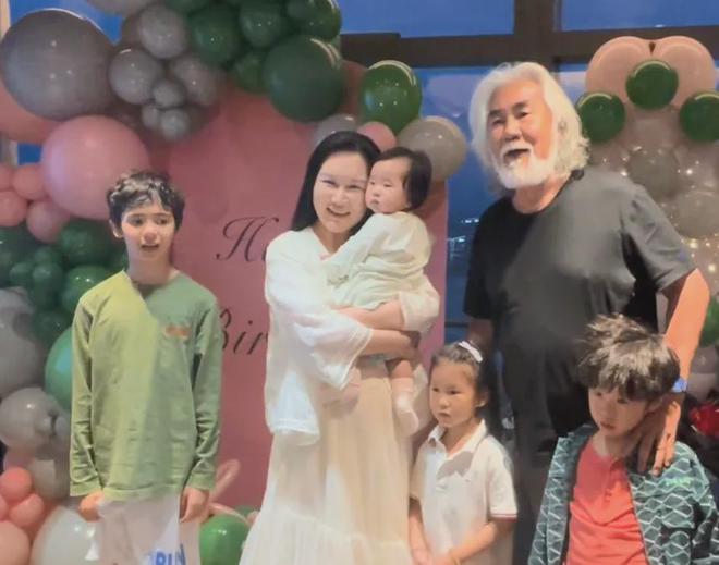 张纪中为娇妻庆生，混血继子站旁边被冷落，下巴后缩网友呼吁关注