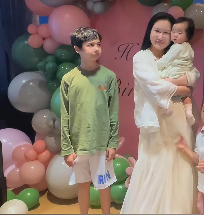 张纪中为娇妻庆生，混血继子站旁边被冷落，下巴后缩网友呼吁关注