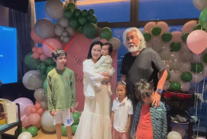 张纪中为娇妻庆生，混血继子站旁边被冷落，下巴后缩网友呼吁关注