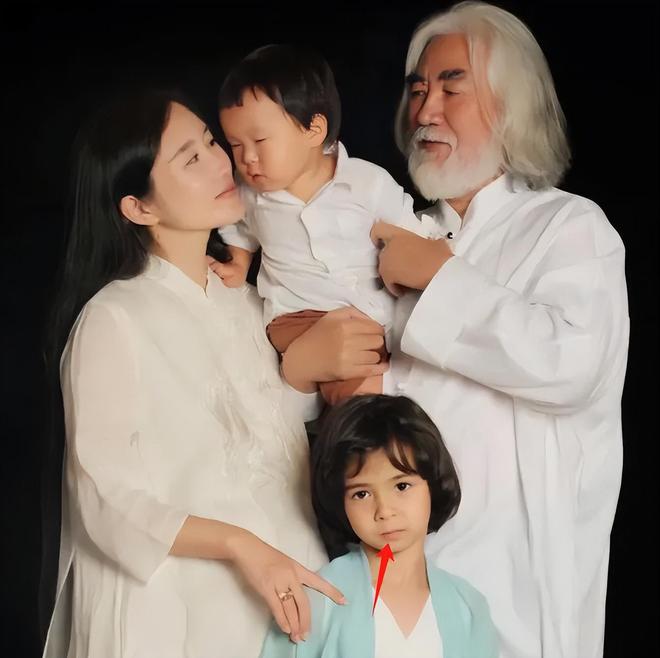 张纪中为娇妻庆生，混血继子站旁边被冷落，下巴后缩网友呼吁关注