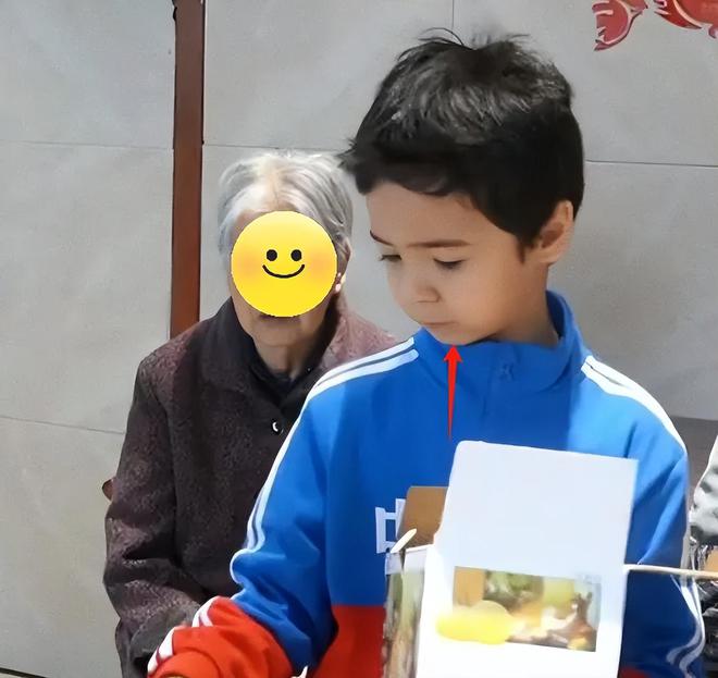 张纪中为娇妻庆生，混血继子站旁边被冷落，下巴后缩网友呼吁关注