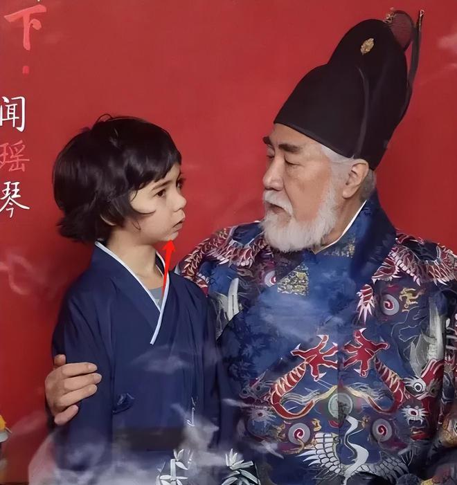 张纪中为娇妻庆生，混血继子站旁边被冷落，下巴后缩网友呼吁关注