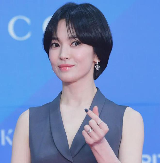 韩国百想大赏红毯生图来了！宋慧乔短发显老，张娜拉脸僵，IU胖了