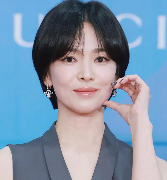 韩国百想大赏红毯生图来了！宋慧乔短发显老，张娜拉脸僵，IU胖了