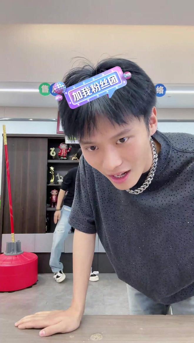 消失8月首现身！小杨哥庆贺王晶生日：复出试水还是江湖救急？