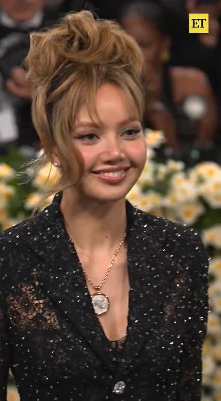 Jennie裸钻光影炸场，Lisa西装蕾丝出彩，朴彩英湿发深V封神