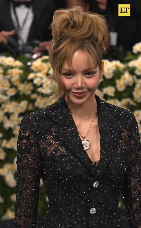 Jennie裸钻光影炸场，Lisa西装蕾丝出彩，朴彩英湿发深V封神