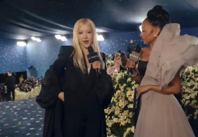 Jennie裸钻光影炸场，Lisa西装蕾丝出彩，朴彩英湿发深V封神