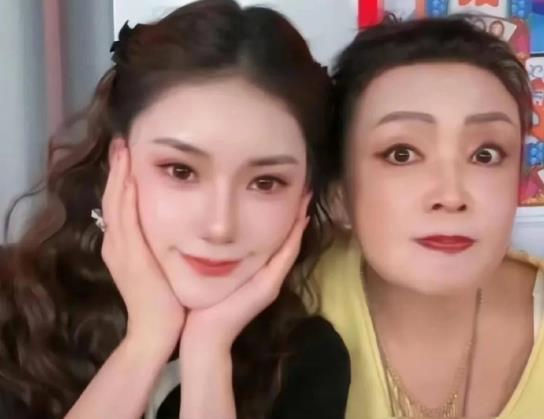 马筱梅爸妈真实身份被扒，梅妈以前卖早餐，年轻时候的照片曝光