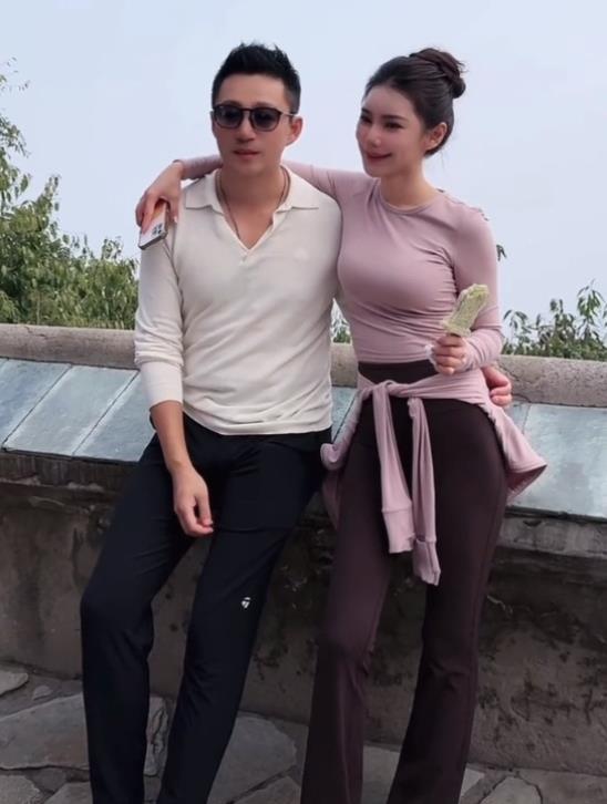 马筱梅爸妈真实身份被扒，梅妈以前卖早餐，年轻时候的照片曝光