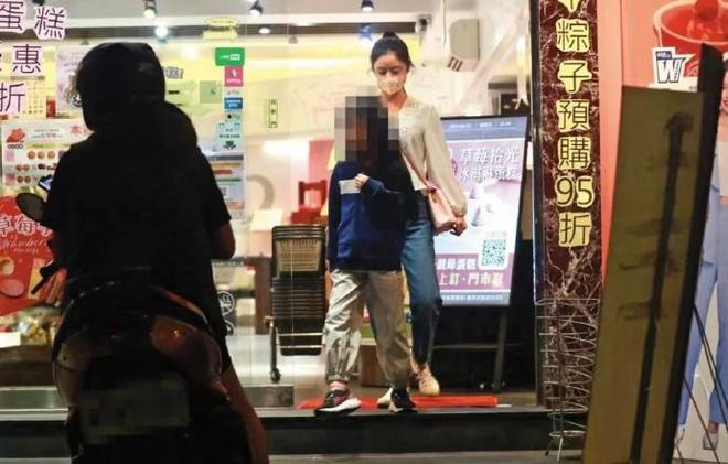 林心如霍建华带女儿出门，霍建华变成“女儿控”，8岁小海豚可爱