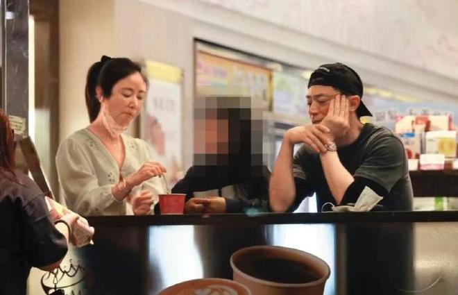 林心如霍建华带女儿出门，霍建华变成“女儿控”，8岁小海豚可爱