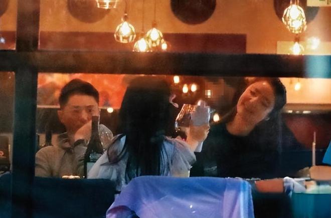 林心如霍建华带女儿出门，霍建华变成“女儿控”，8岁小海豚可爱