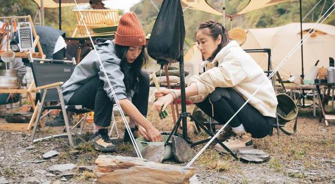林心如霍建华带女儿出门，霍建华变成“女儿控”，8岁小海豚可爱