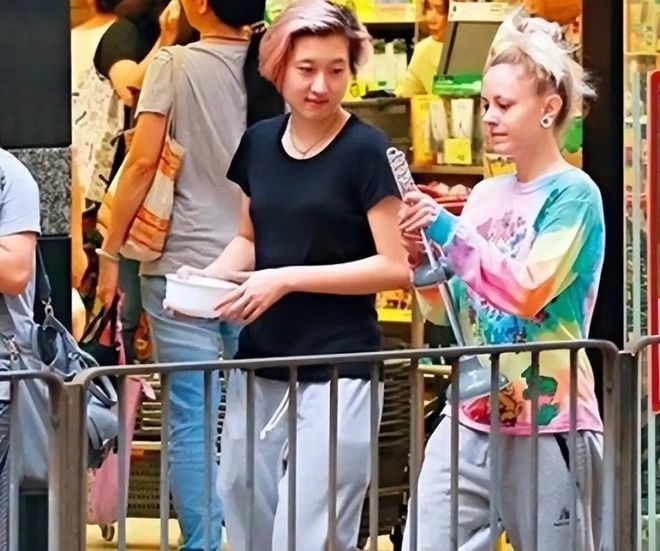 黄一鸣终于崩溃！被亲妈逼着向王思聪要钱，彻底走上了吴绮莉老路