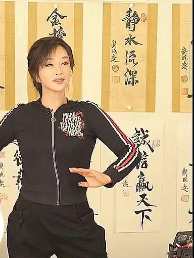 74岁刘晓庆被曝“丑闻”上热搜！照片流出震惊网友：这是画皮，还是妖怪？