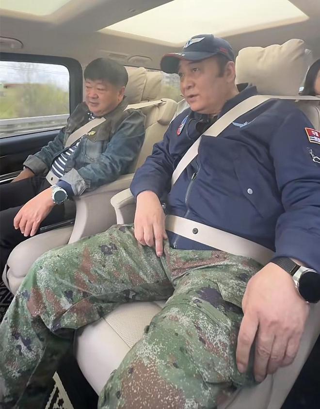 李彬近况：眼睛浮肿，头发白了，样貌大变，与洪剑涛聚餐哭成泪人