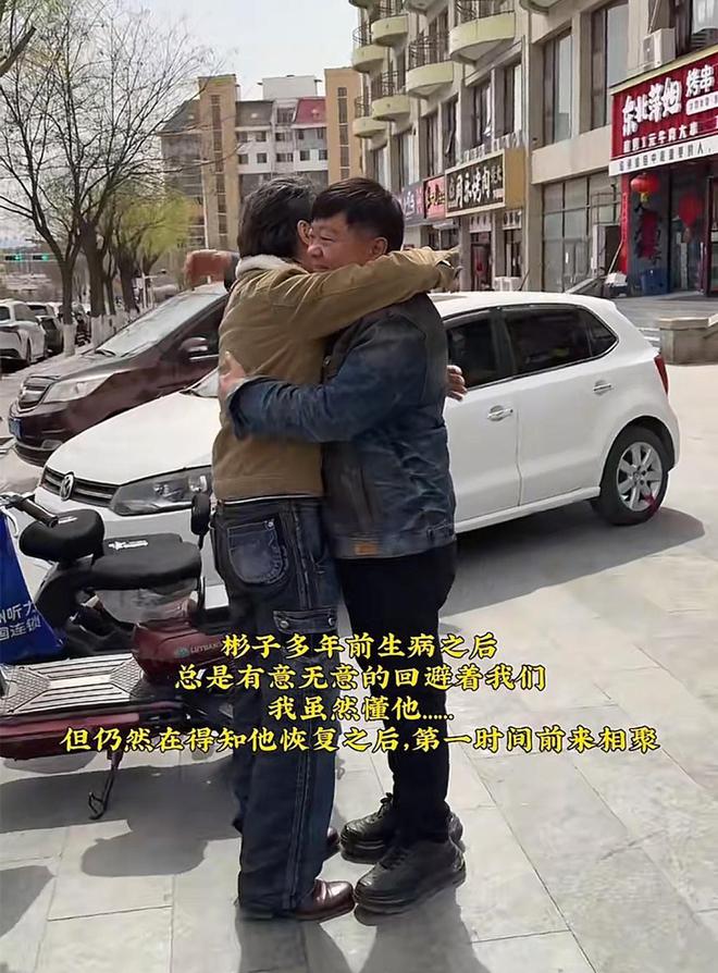 李彬近况：眼睛浮肿，头发白了，样貌大变，与洪剑涛聚餐哭成泪人