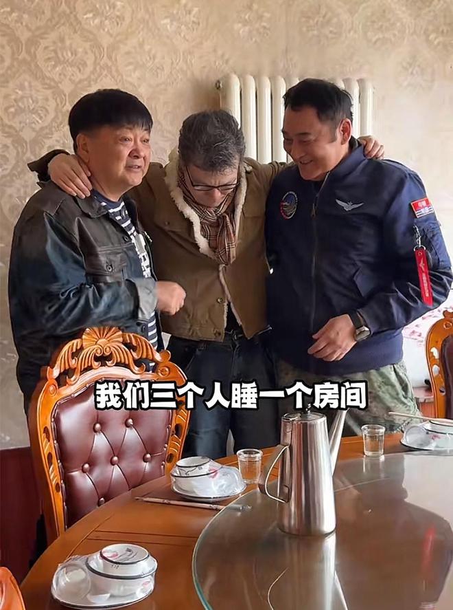 李彬近况：眼睛浮肿，头发白了，样貌大变，与洪剑涛聚餐哭成泪人